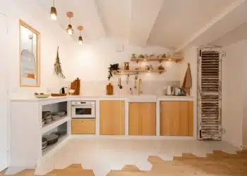 5 idées de cuisines en bois et blanc pour un design intemporel