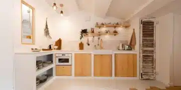 5 idées de cuisines en bois et blanc pour un design intemporel