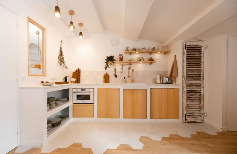 5 idées de cuisines en bois et blanc pour un design intemporel