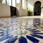 Carrelage zellige marocain traditionnel aux motifs géométriques étoilés en bleu cobalt et terracotta dans un salon méditerranéen