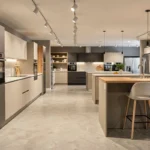 Showroom de cuisinistes en Maine-et-Loire avec plusieurs modèles de cuisines exposés