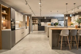 Showroom de cuisinistes en Maine-et-Loire avec plusieurs modèles de cuisines exposés