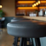 Housse de tabouret de bar en simili cuir gris anthracite avec coutures solides dans un restaurant moderne