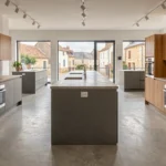 Showroom de cuisinistes dans la Manche avec plusieurs cuisines équipées exposées