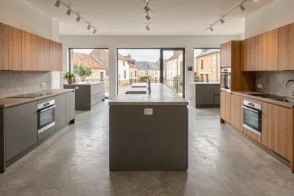 Showroom de cuisinistes dans la Manche avec plusieurs cuisines équipées exposées