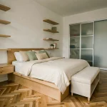 Petite suite parentale de 15m2 optimisée avec rangements intégrés et lit plateforme en bois clair