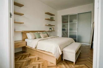 Petite suite parentale de 15m2 optimisée avec rangements intégrés et lit plateforme en bois clair