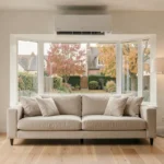Pompe à chaleur air-air Hitachi installée dans un salon moderne et lumineux avec baies vitrées
