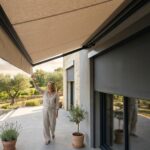 Femme examinant un store extérieur beige sur terrasse de maison bordelaise en Gironde